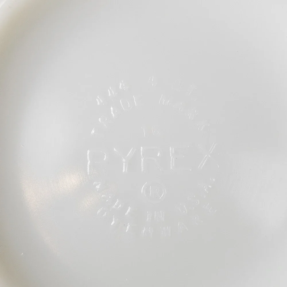 Vintage Pyrex Gooseberry Black on Yellow 444 Cinderella Mixing Bowl 4 QT - Picture 5 of 6